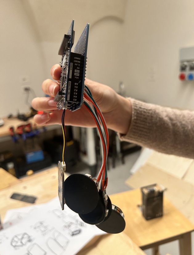 Early prototype: two cubes with a wooden sensor block